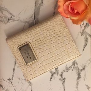 💯 authentic liz Claiborne passport wallet